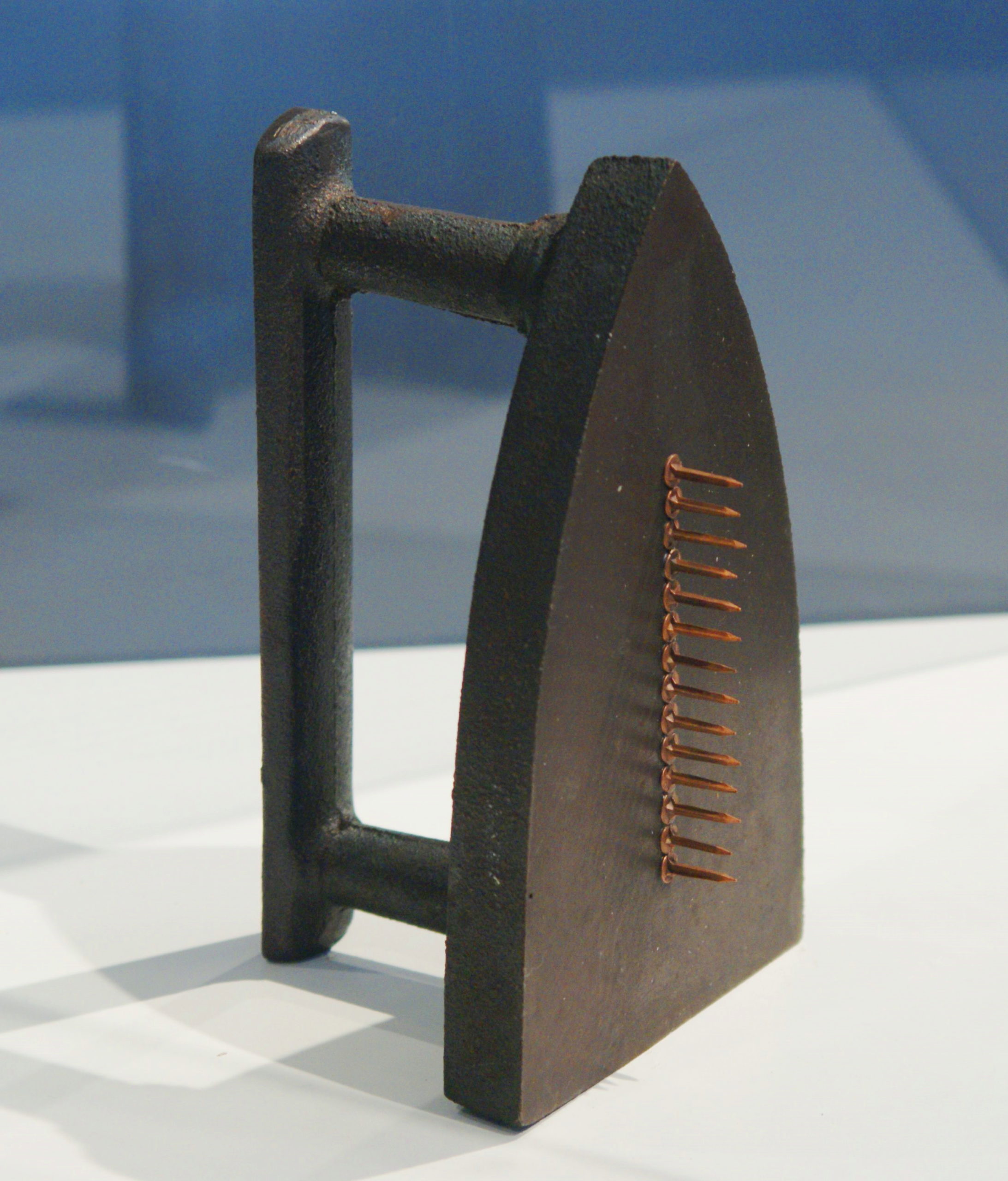 Man Ray, Gift, replica of 1921 original, flatiron and tacks, 15.3 x 9 x 11.4 cm (photo: Jens Cederskjold, CC BY 3.0)