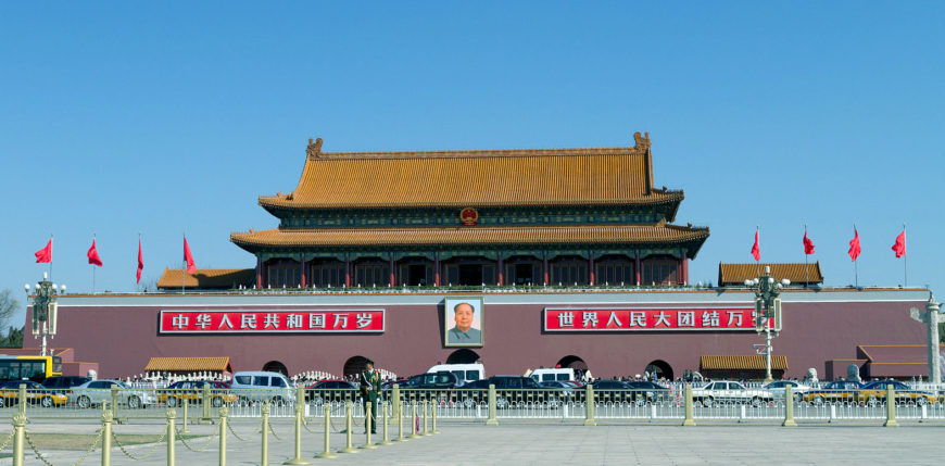 Wang Guodong, Portrait of Mao above Tiananmen Gate, 1964, 20 x 15 feet (6.1 x 4.6 m)(photo: Nicor, CC BY-SA 3.0)